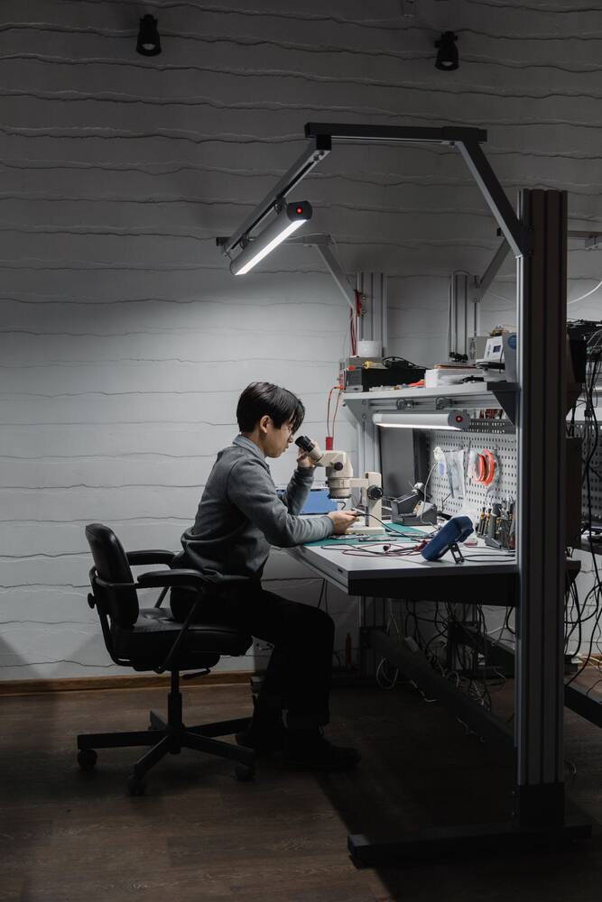 Ingenieur an einer technischen Workstation